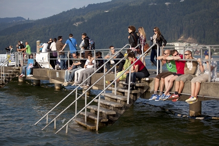 leute am steg/ bodensee/bregenz strandbad